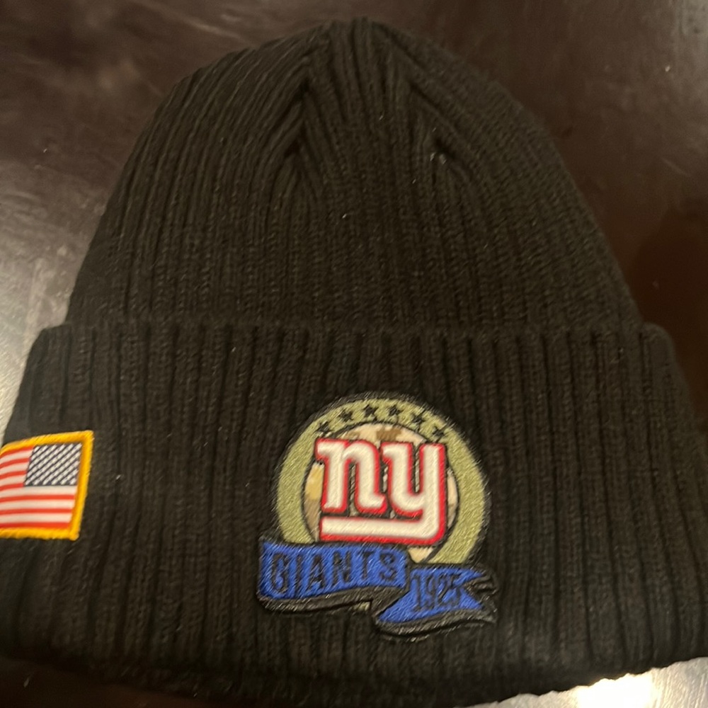 One size fits all black toboggan.  Has a lining on the inside.